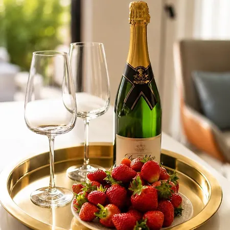 아파트 New Luxury With Sea View And Private Heated Pool, 50m From The
