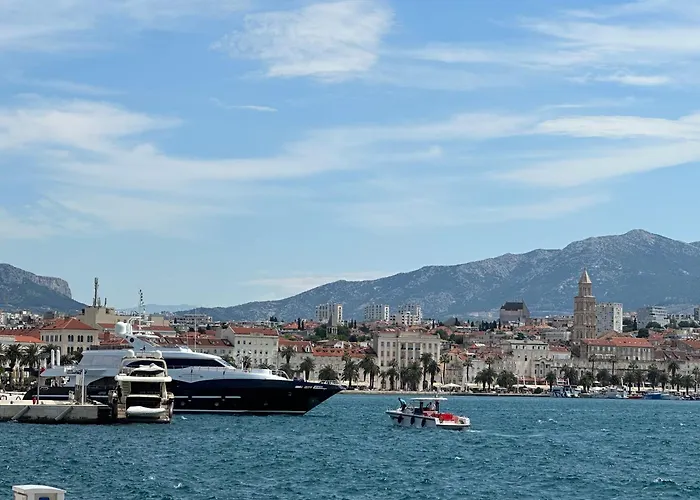 Apartment New Luxury With Sea View And Private Heated Pool, 50m From The Split