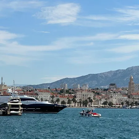 Daire New Luxury With Sea View And Private Heated Pool, 50m From The Split